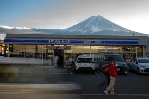 Japan town to block Mount Fuji view from badly behaved foreign tourists