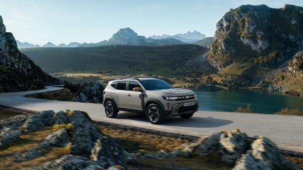 The new 2024 Dacia Duster, front three quarters