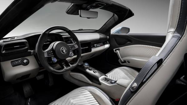 Maserati MC20 Cielo: interior, white upholstery