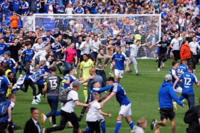 Fans and players run o<em></em>nto the pitch at the final whistle to celebrate Ipswich Town’s promotion to the Premier League.