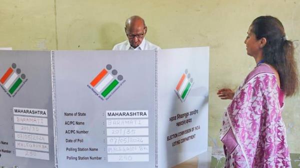 Natio<em></em>nalist Co<em></em>ngress Party (Sharadchandra Pawar) Chief Sharad Pawar casts his vote during the third phase of Lok Sabha elections, in Baramati.