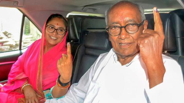 Senior Co<em></em>ngress leader Digvijaya Singh and his wife Amrita Singh show their fingers marked with indelible ink after casting their vote for the third phase of Lok Sabha elections, in Bhopal.