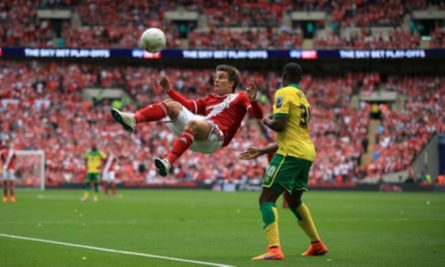 Middlesbrough’s Jelle Vossen attempts an overhead kick as he is marked by Norwich City’s Sébastien Bassong.