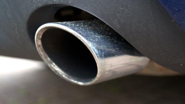 UK delays combustion engine ban to 2035