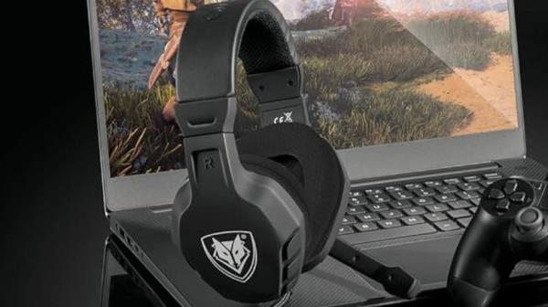 The black Turtle Beach Recon 70 headset.