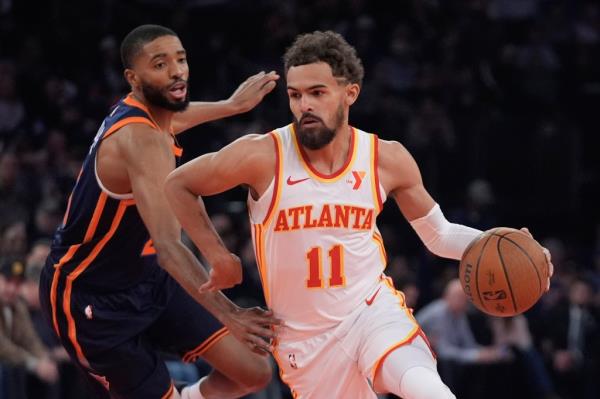 Mikal Bridges guards Trae Young during the Knicks-Hawks game on Dec. 11, 2024. 