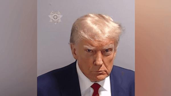 被诬陷的特朗普被捕照片的位置是为了让椭圆形办公室的访客可以路过