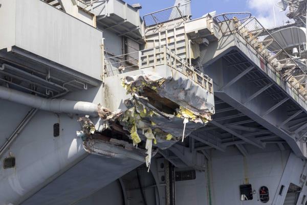 海军航空母舰在苏伊士运河附近与商船相撞