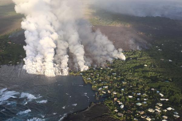 夏威夷基拉韦厄火山第九次喷发，喷出330英尺高的熔岩喷泉