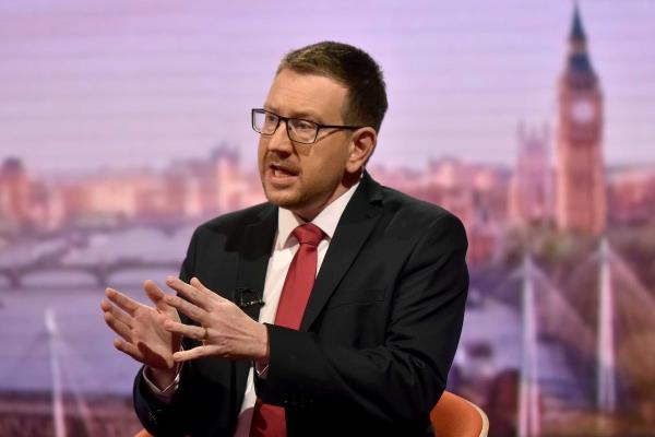 英国部长因WhatsApp消息被解雇