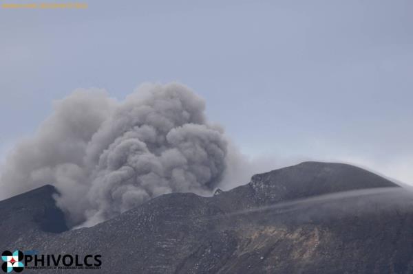 “坎拉翁火山下的压力越来越大”