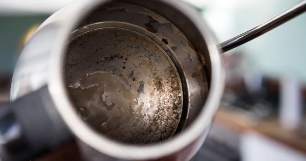 用冰箱里的一种天然物品清除水壶里的水垢