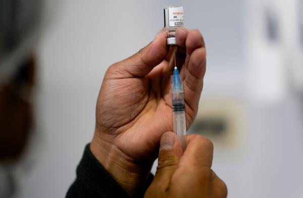 A health care worker prepares a shot of the Pfizer COVID-19 vaccine in La Paz, Bolivia, Jan. 7. (AP-Yonhap)