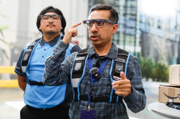A demo<em></em>nstration of Amazon's smart delivery glasses during the Delivering the Future event at DUR3 Delivery Station in Milpitas, California, Wednesday   AP-Yonhap