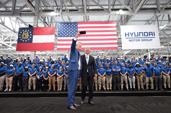 Hyundai Motor Group Chairman Chung Euisun (right) and Georgia Governor Brian Kemp take a selfie during the completion ceremony of Hyundai Motor Group text<em></em>areaplant America in Ellabell, Georgia, on March 26. (Hyundai Motor Group)