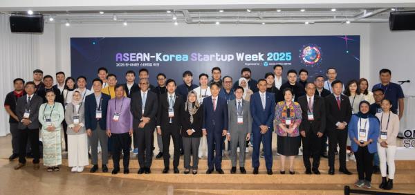 Attendees pose for a group photo with ASEAN Ambassadors in Korea and startup participants in Seoul. (ASEAN-Korea Center)