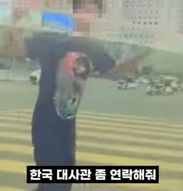 This video that spread on social media and YouTube recently shows a Korean man asking a passerby for help in Sihanoukville, Cambodia. (YouTube)