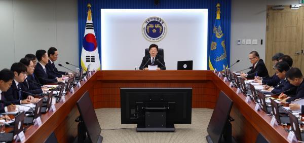 President Lee Jae Myung presides over a senior secretariat meeting at the presidential office in Yongsan-gu, Seoul, Thursday. (Yonhap)