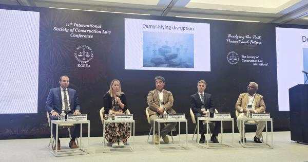 From left: Capital Project Management President Robert D’Onofrio; Kim Rosenberg, partner at Freshfields; Lee Jae-sung, partner at Deloitte Korea; Alasdair Snadden, partner at Accuracy; and Rama Subramanian, claims lead at Adroit ADR participate in a panel discussion at the 11th Internatio<em></em>nal Society of Co<em></em>nstruction Law Co<em></em>nference at the COEX in southern Seoul, Thursday, (Jie Ye-eun/The Korea Herald)