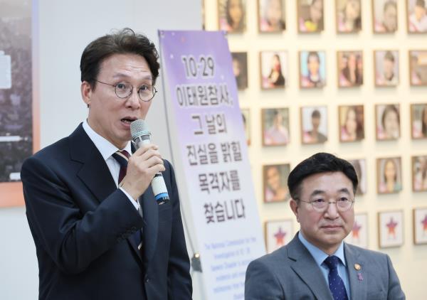 Prime Minister Kim Min-seok delivers opening remarks during a meeting with the bereaved families of the Itaewon crowd crush at the House of Stars in Jongno-gu, Seoul, on Monday. (Yonhap)